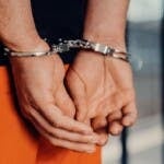 Padre e hijo arrestados en Texas por traficar más de 300 armas hacia México