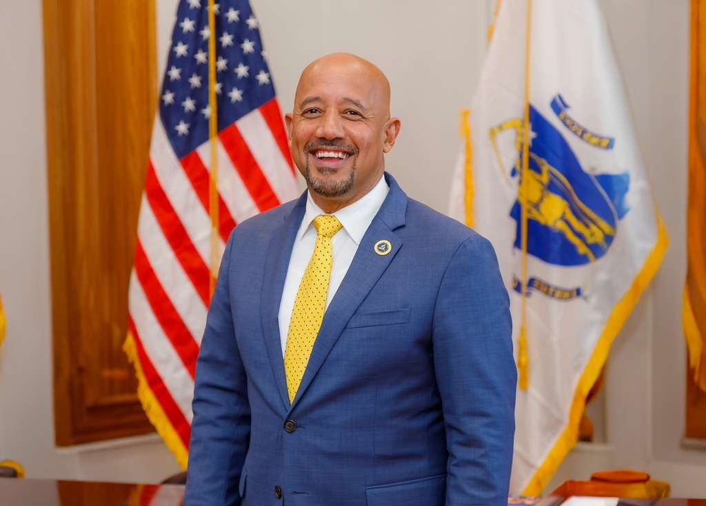 Dominicanos llaman a votar en bloque por Brian DePeña en elecciones de Lawrence