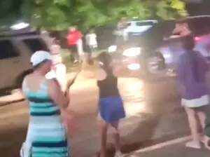 ¡Protesta bajo la lluvia! Vecinos de Carmen Renata III protestan por el mal suministro de agua potable