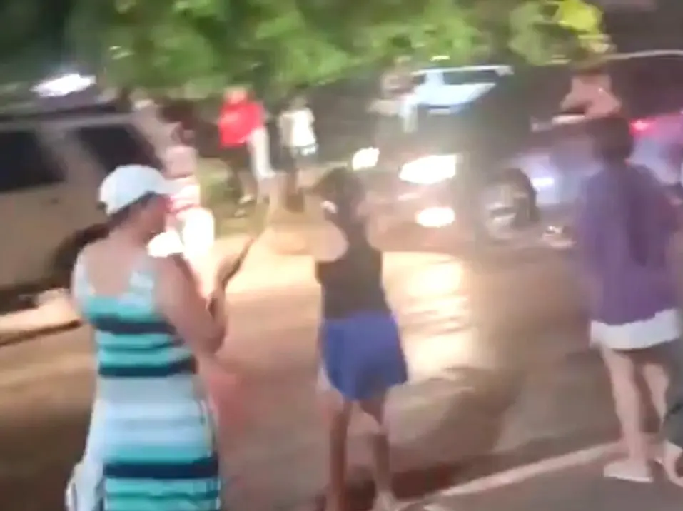 ¡Protesta bajo la lluvia! Vecinos de Carmen Renata III protestan por el mal suministro de agua potable – El Nacional — La voz de todos