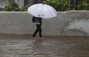 Huracán Melissa provoca intensas lluvias y mantiene activas alertas en 19 provincias