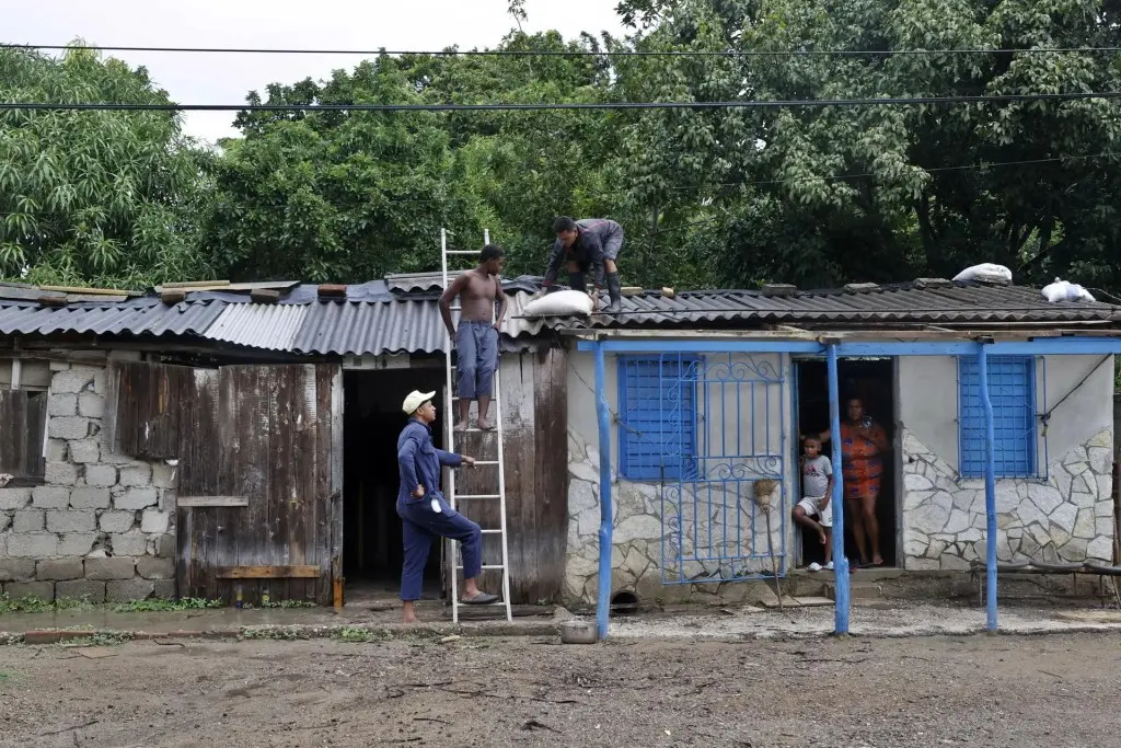 Huracán Melissa se debilita sobre Cuba, pero sigue siendo un peligroso ciclón