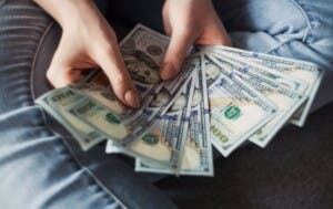 ¿Por qué siguen ganando menos las latinas en EEUU a pesar de su educación?