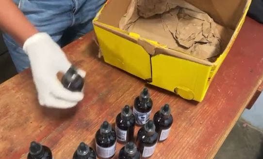 Incautan 15 frascos de “gotas para el pelo” llenos de cocaína líquida en aeropuerto dominicano