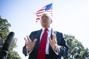 Trump confirma otro ataque a barco con drogas en el Caribe y sugiere operativos en tierra