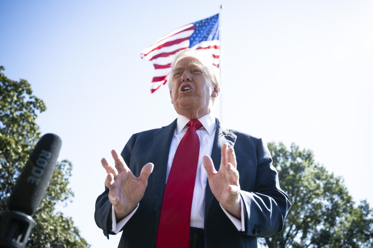 Trump confirma otro ataque a barco con drogas en el Caribe y sugiere operativos en tierra
