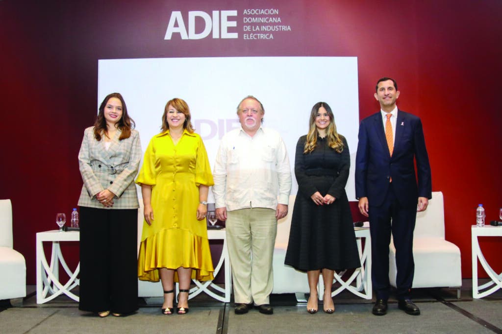 Ruiz destacó que la banca múltiple dominicana ya financia el 92% de los proyectos de transición energética-tanto en renovables como en eficiencia energética-con una cartera verde que representa el 14% del total comercial, equivalente a más de RD$145 mil millones. 