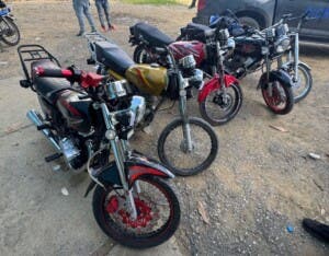Desmontan presunto centro de acopio de motocicletas robadas en Santiago