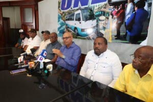 Transportistas aplazan aumento de pasajes tras acuerdo con el INTRANT