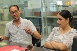 Pareja denuncia acoso de vecinos en Puerta de Hierro