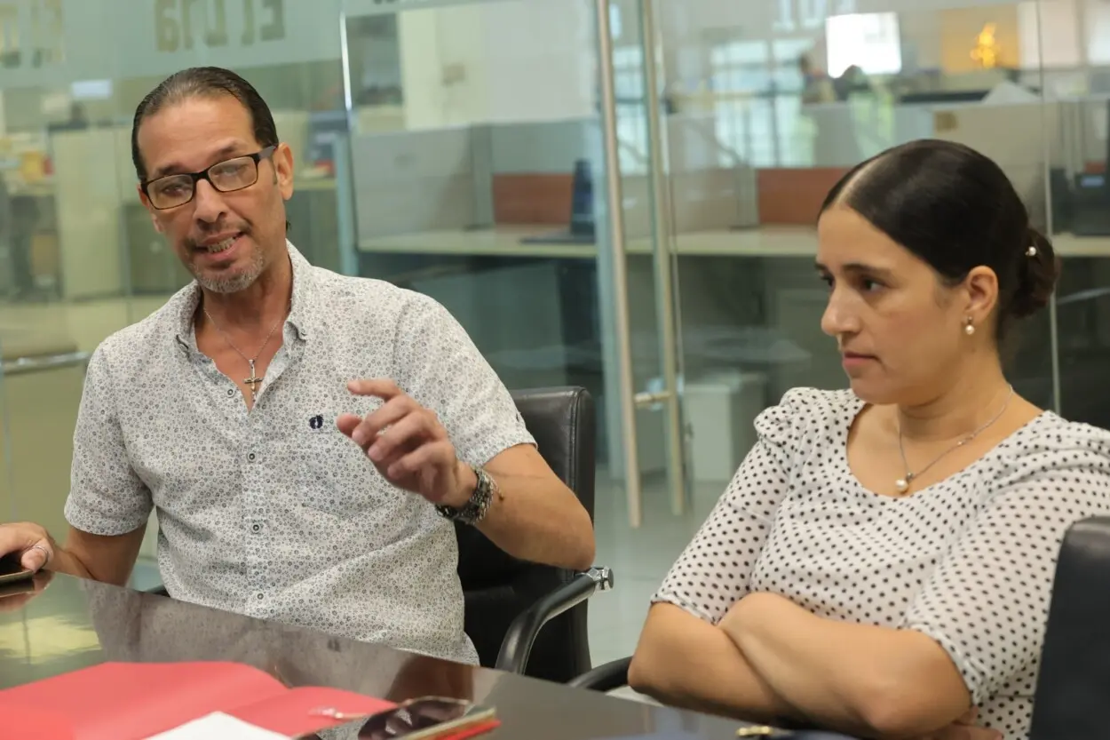 Pareja denuncia acoso de vecinos en Puerta de Hierro