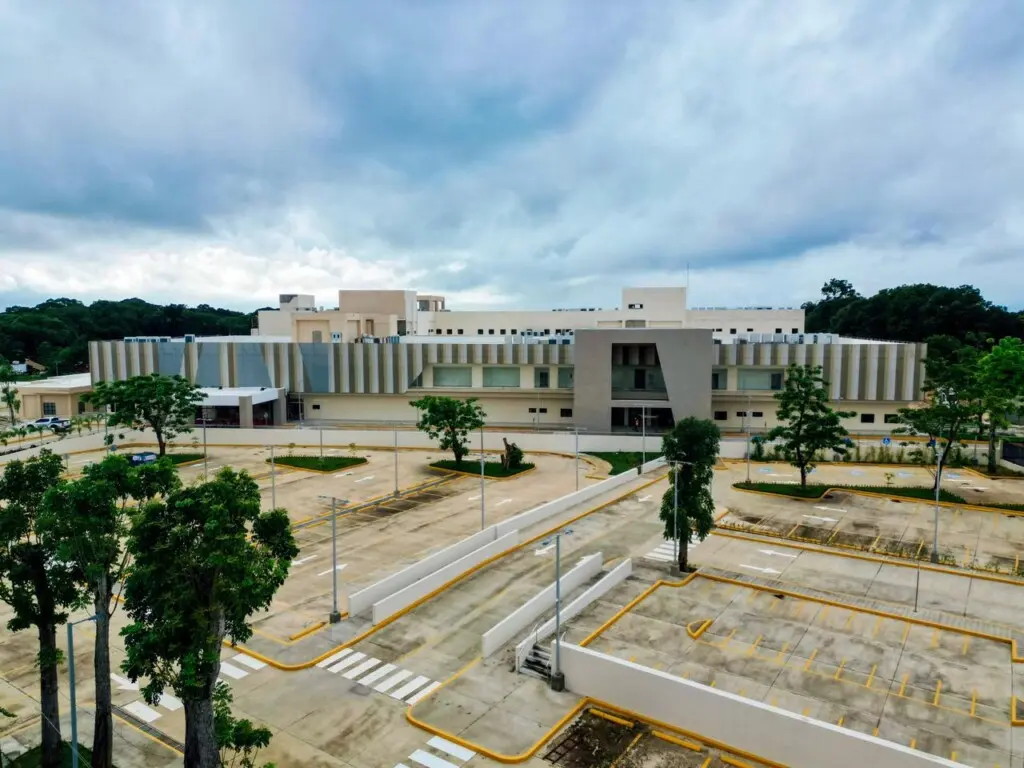 Gobierno entrega nuevo Hospital Regional Dr. Ángel María Gatón, el más moderno del país