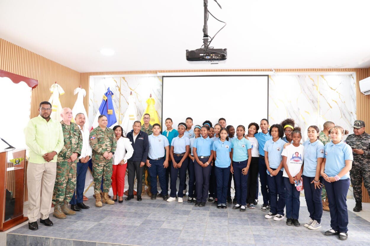 Defensa promueve cultura patriótica en la frontera con jornada educativa en Jimaní