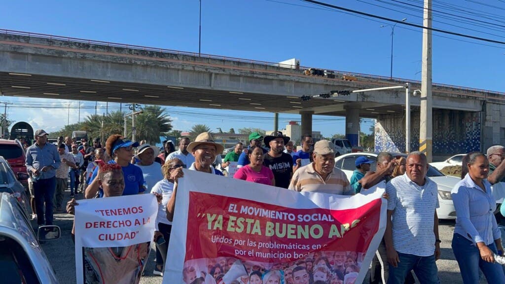 Los comunitarios denunciaron que el diseño actual del proyecto bloquea el acceso a la Marginal Norte de Las Américas y a la calle Fausto Cruz, lo que afecta directamente la movilidad de cientos de familias.