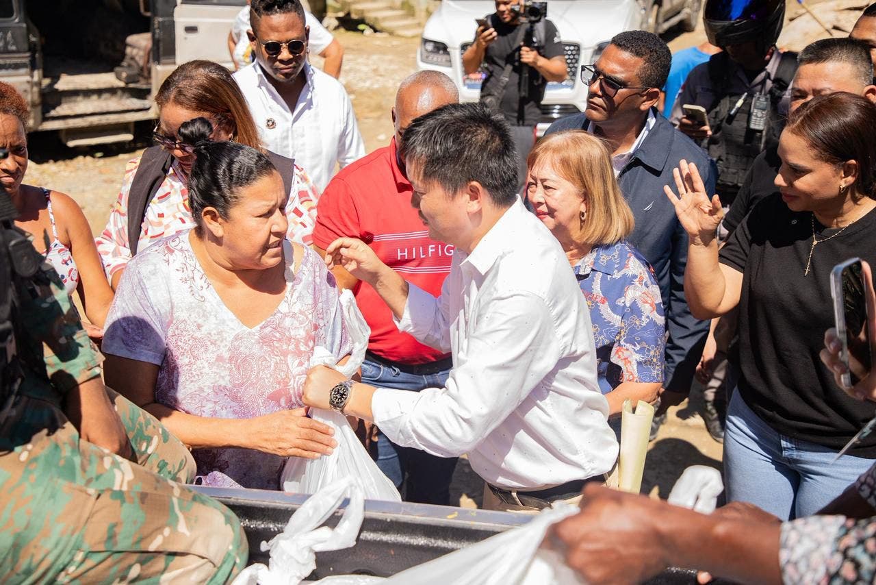 Comunidad china lleva esperanza a damnificados de la tormenta Melissa