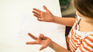 ¿Por qué contar con los dedos impulsa las habilidades matemáticas?
