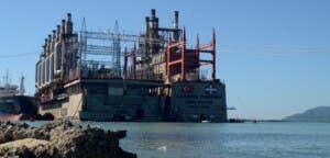 El gran dilema de las tres barcazas de generación de electricidad en la playa Los Negros, en Azua