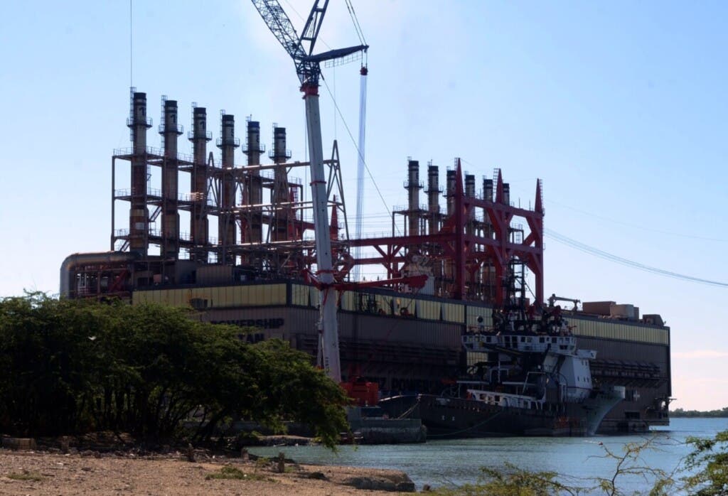 sta es la tercera barcaza instalada por la misma empresa, en la misma playa, la comunidad de Los Negros, Azua./Foto Jorge González