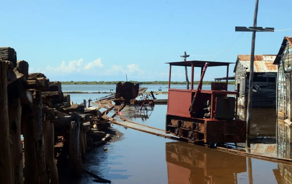 Rieles y vagones abandonados tras paso de tormenta Melissa en Las Salinas de Bani./Foto Jorge González