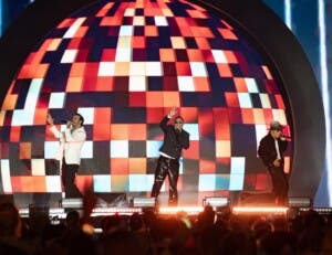 Ilegales, 30 años de energía en un concierto electrizante