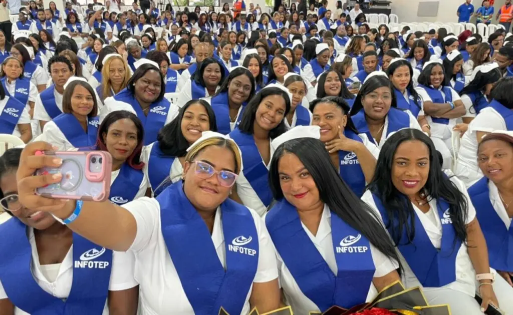 El Infotep se muestran jubilosos durante la ceremonia que incluyó a 2,097 jóvenes de la provincia Santo Domingo y el Distrito Nacional. Los graduandos fueron formados en 60 áreas de alta demanda laboral, lo que les facilita la oportunidad de obtener un empleo en el país.