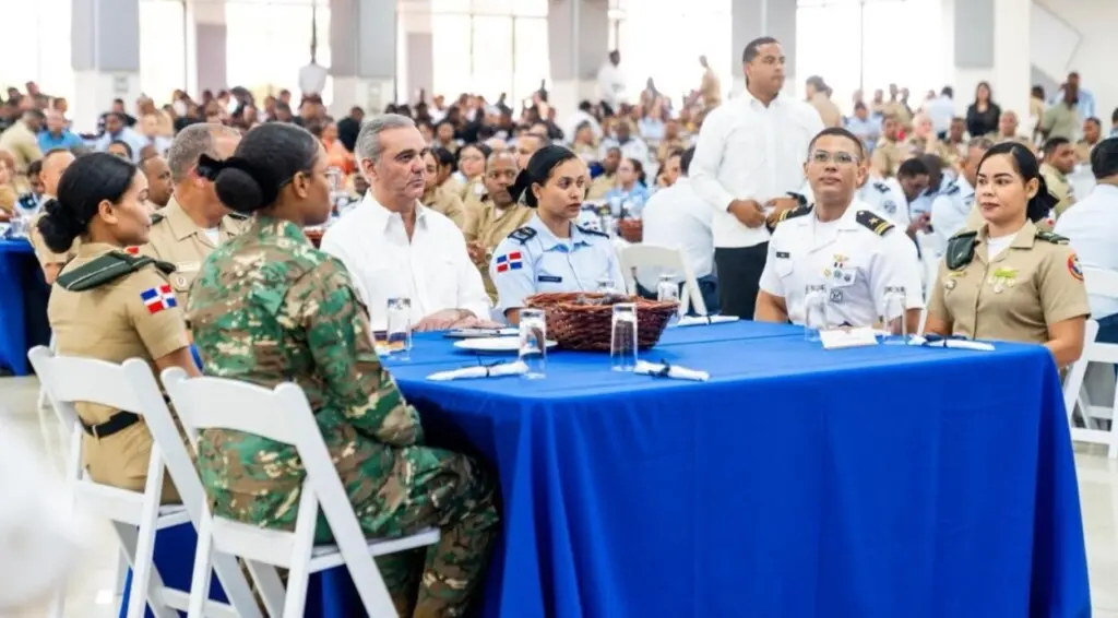 El presidente Luis Abinader durante el almuerzo que ofreció ayer a los militares en el salón Independencia del Ministerio de Defensa en ocasión de las festividades navideñas.