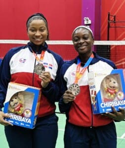 Badminton suma plata; softbol y vela, bronce