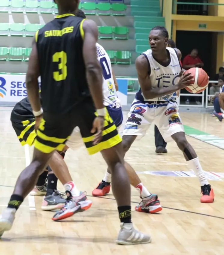 Thomas brilla y lidera Consuelo en basket San Pedro de Macorís