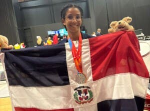 Cándida Vásquez se baña de oro y plata en Ayacucho