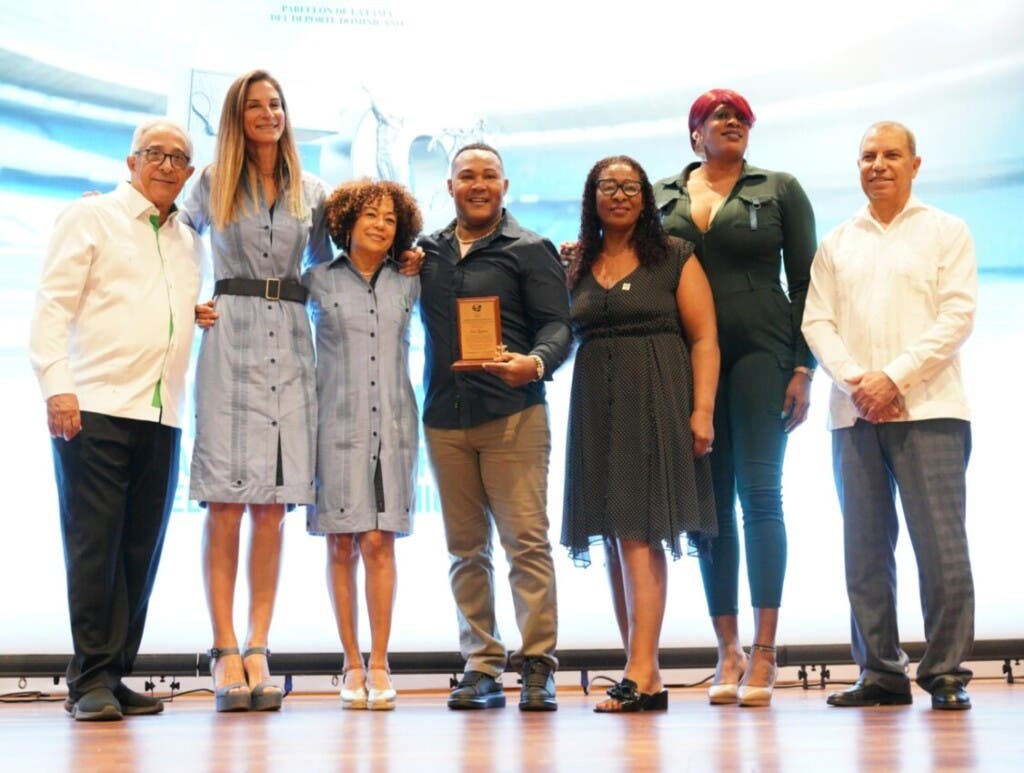 Desde la izquierda, el doctor Dionisio Guzmán, presidente del Comité Olímpico Dominicano,  Joelle Schad, Blanca Iris Alejo, Joan Guzmán, Dulce María Piña, Juana Arrendel y Garibaldy Bautista, principal ejecutivo del Comité Olímpico.