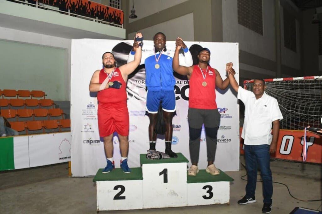 Primitivo Cadete,   premia a los ganadores de los 90 kilos del torneo de boxeo.  José Agustín Triset (oro); Randy Manuel Peralta (plata) y Alan Vicioso Guerrero (bronce).
