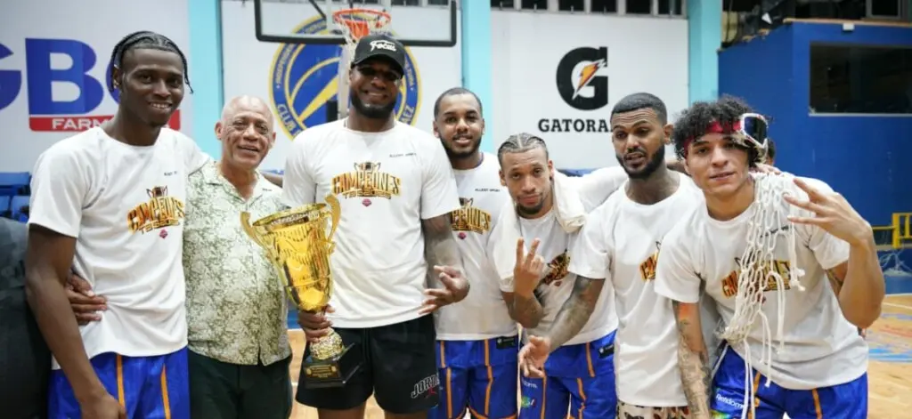 Michael Warren, José -Boyón- Domínguez, Luismal Ferreiras, Eduardo Mejía, Pavel John Domínguez, Danilo Núñez y Richard -Manito- Bautista en la celebración del campeonato.
