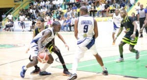 Estrellas de Consuelo sigue arransando basket de San Pedro de Macorís
