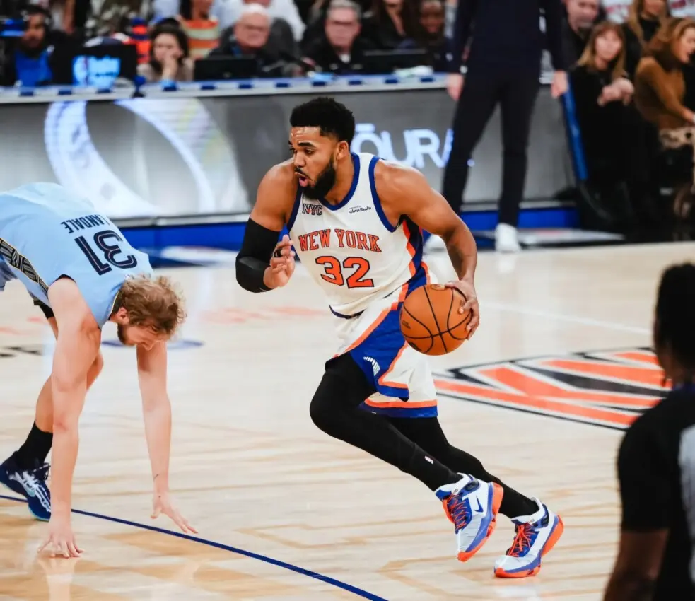 Karl Towns anota 21 y toma 13 rebotes