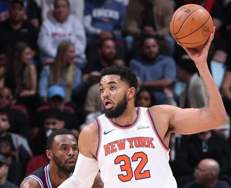 Towns completa doble-doble en derrota de Knicks