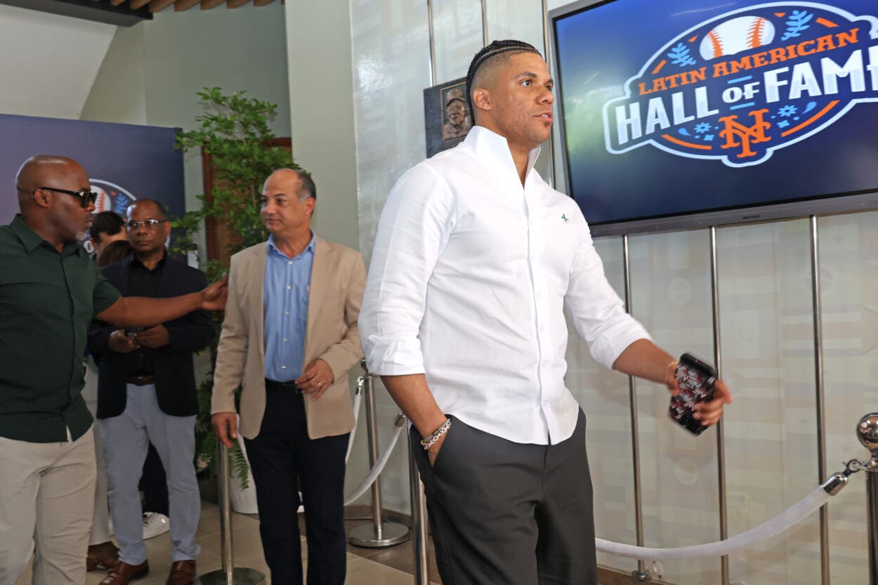 Con estilo: Juan Soto acompaña a Edgardo Alfonzo al ingreso Salón de la Fama Latinoamericano de los Mets