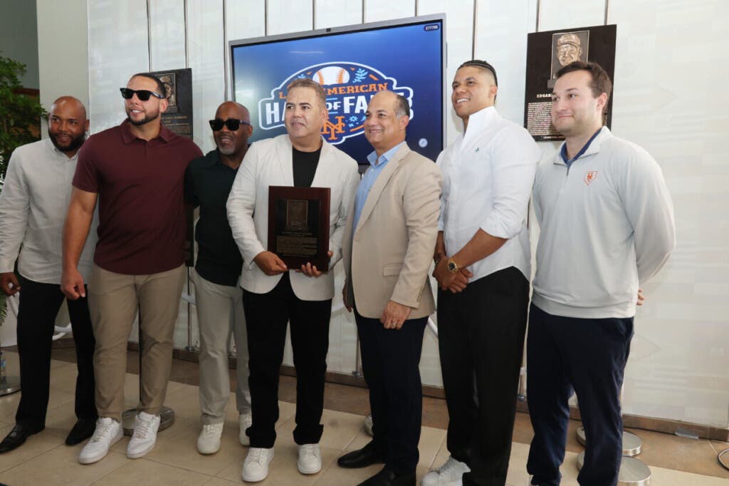Con estilo: Juan Soto acompaña a Edgardo Alfonzo al ingreso Salón de la Fama Latinoamericano de los Mets