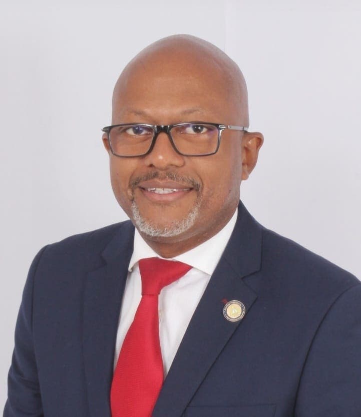 Nuevo incidente en presentación: La caída de Luis Rubiales continúa