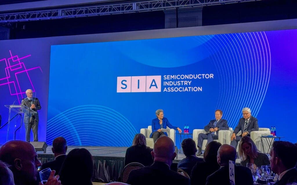 Abinader impulsa el crecimiento de semiconductores en el país