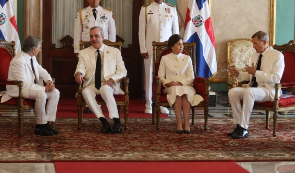 El presidente Luis Abinader conversa con el embajador de la UE, Raúl Fuentes Milani./Foto Guillermo Burgos
