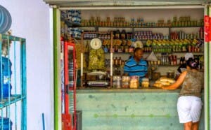 Ventas en colmados caen 37% por recesión económica en República Dominicana, según Conacerd