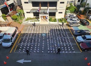 DNCD decomisa 1.5 toneladas de cocaína en operación conjunta en las costas de Baní