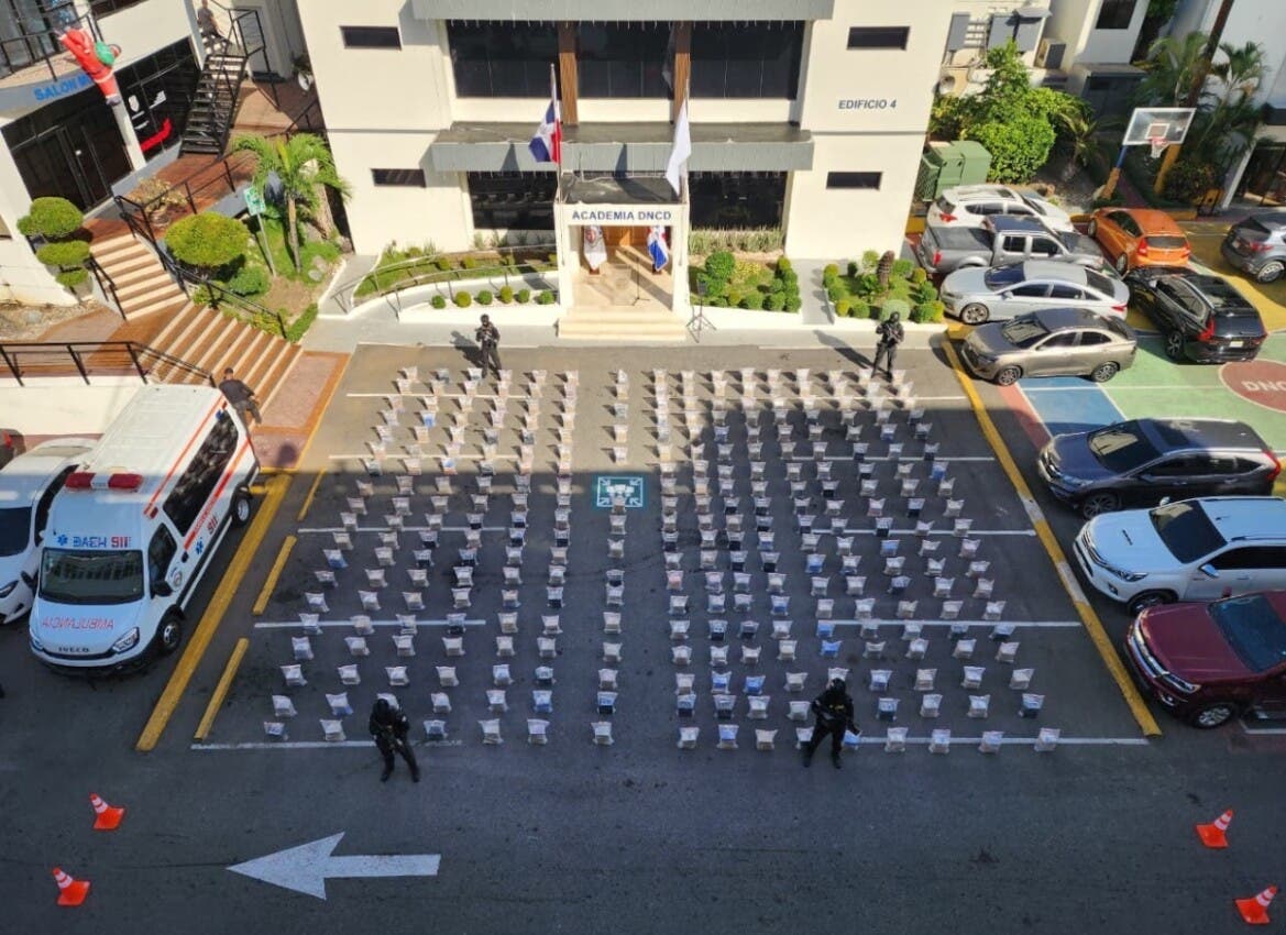 DNCD decomisa 1.5 toneladas de cocaína en operación conjunta en las costas de Baní