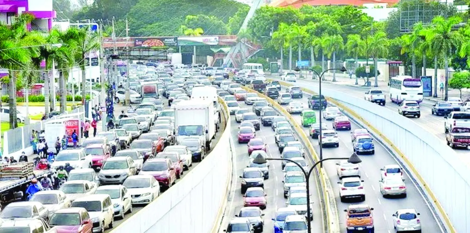 Los taponamientos en el Gran Santo Domingo aumentan por la temporada navideña y la actividad comercial