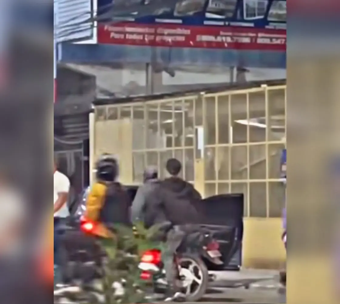 Policía identifica y persigue a integrantes de banda armada realizaron asalto en plena vía