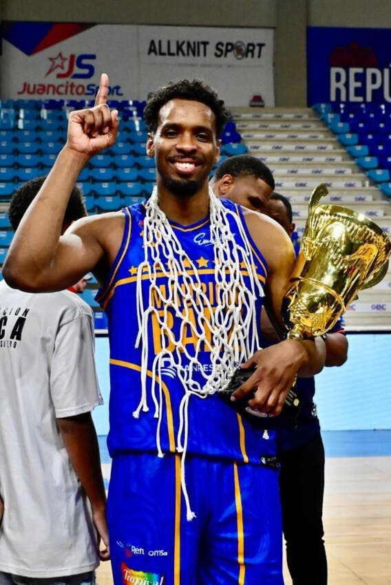 Por San Carlos, el refuerzo norteamericano Bearden Lamonte lideró con 16 puntos, Eddy Polanco y el refuerzo jamaiquino Tyran De Lattibeaudiere colaron 15 unidades cada uno.