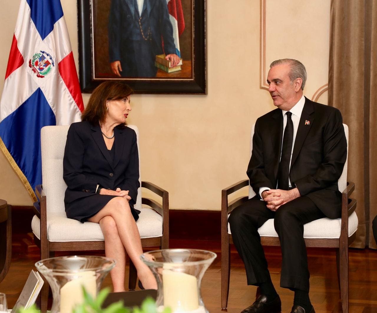 Luis Abinader sostiene reunión con la gobernadora Kathy Hochul en Santo Domingo