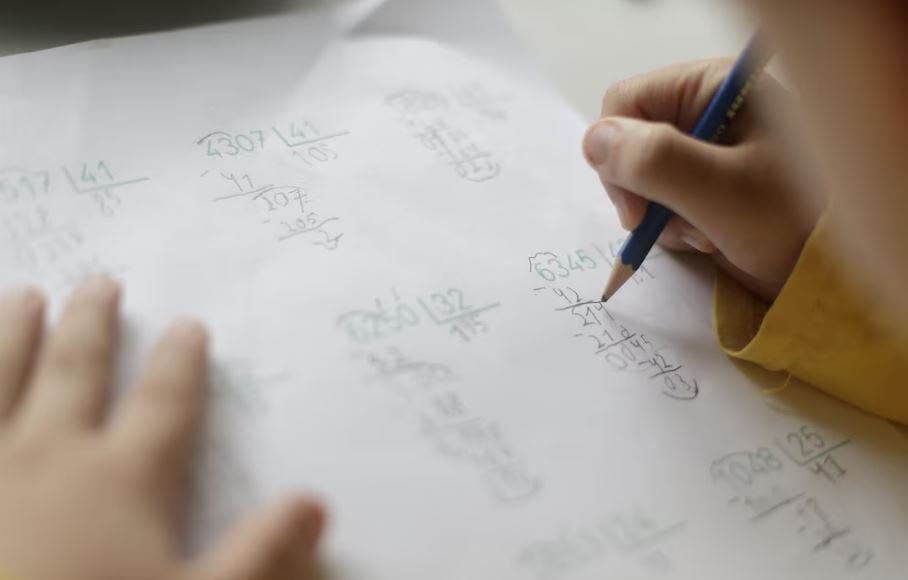 ¿Por qué contar con los dedos impulsa las habilidades matemáticas?