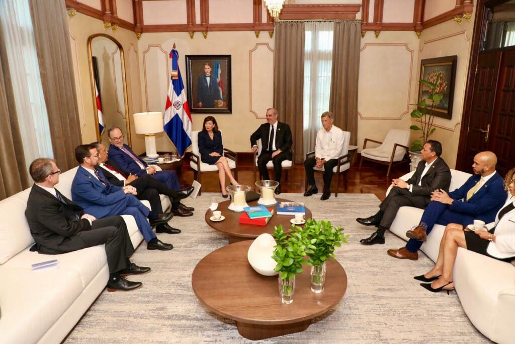 Luis Abinader sostiene reunión con la gobernadora Kathy Hochul en Santo Domingo