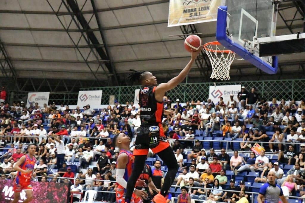 Por el Dosa: Victor Martinez 27 puntos y 08 rebotes,el norteamericano Sterlin Manley 22 tanto y capturó 16 balones, Randy Tapia 14 dígitos y Billy White 12 unidades.
Acto protocolar.